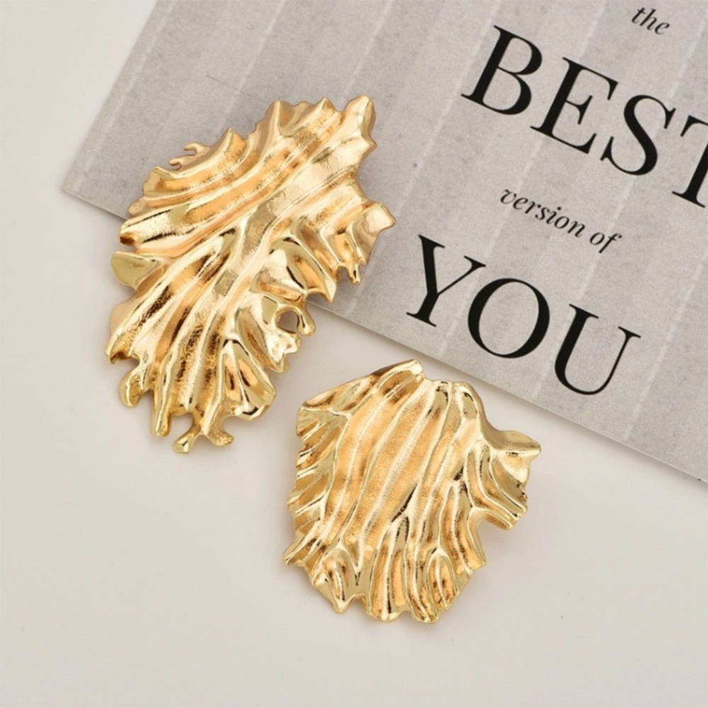 ⚜️[𝟯/$𝟮𝟴]⚜️Big Golden Leaf Dangle Earrings New - Picture 3 of 8